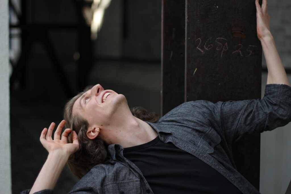 Cato Sieben tanzt. Auf dieser Seite gibt es alle Informationen zu Neuigkeiten und Events von Cato in Münster. Performances, Workshops oder Auftritte.